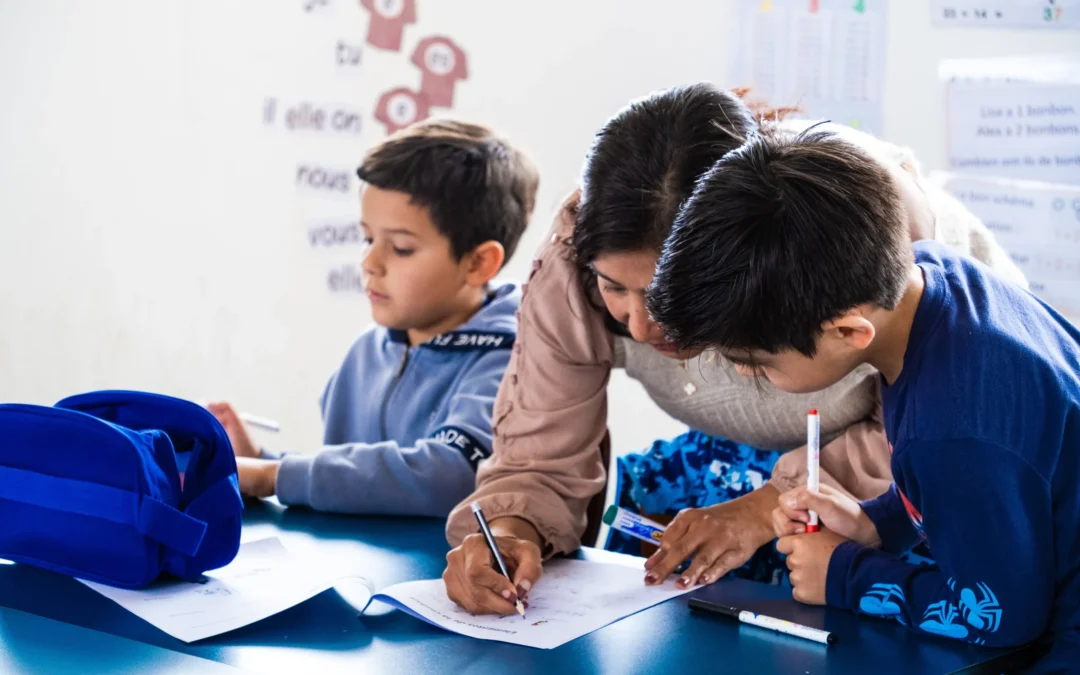 Estudiantes de CE2 de la Escuela Francesa de Cuenca Inician Proyecto «Guardianes del Derecho a la Ciudad» en Alianza con la Universidad de Cuenca