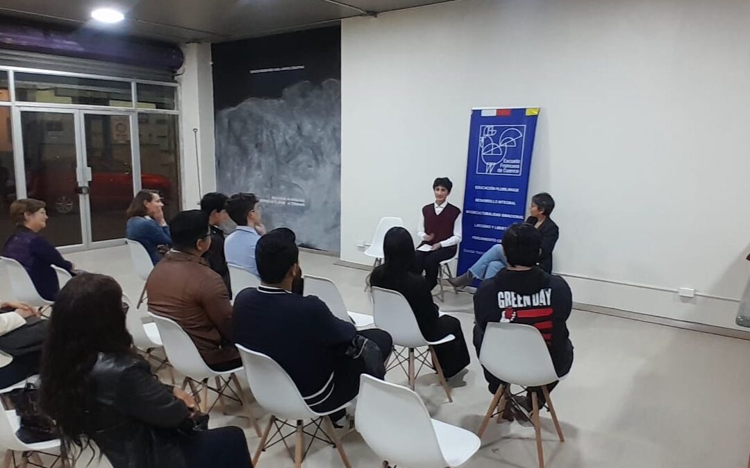 La EFC organiza el conversatorio «La construcción de la identidad lingüística» en la CCE Azuay.