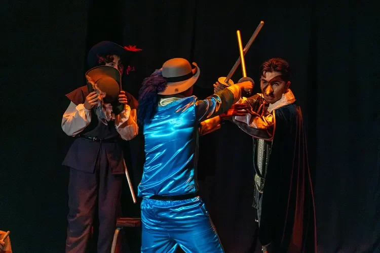 Arte y Cultura en la Escuela Francesa de Cuenca: Triunfo Teatral con Cyrano de Bergerac